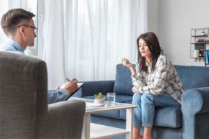 patient and therapist in heroin addiction treatment in Los Angeles
