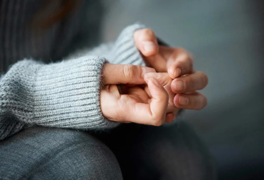 woman with anxiety learning about the 333 rule