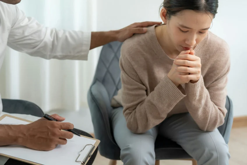 therapist advising a woman with anxiety to use the 333 rule