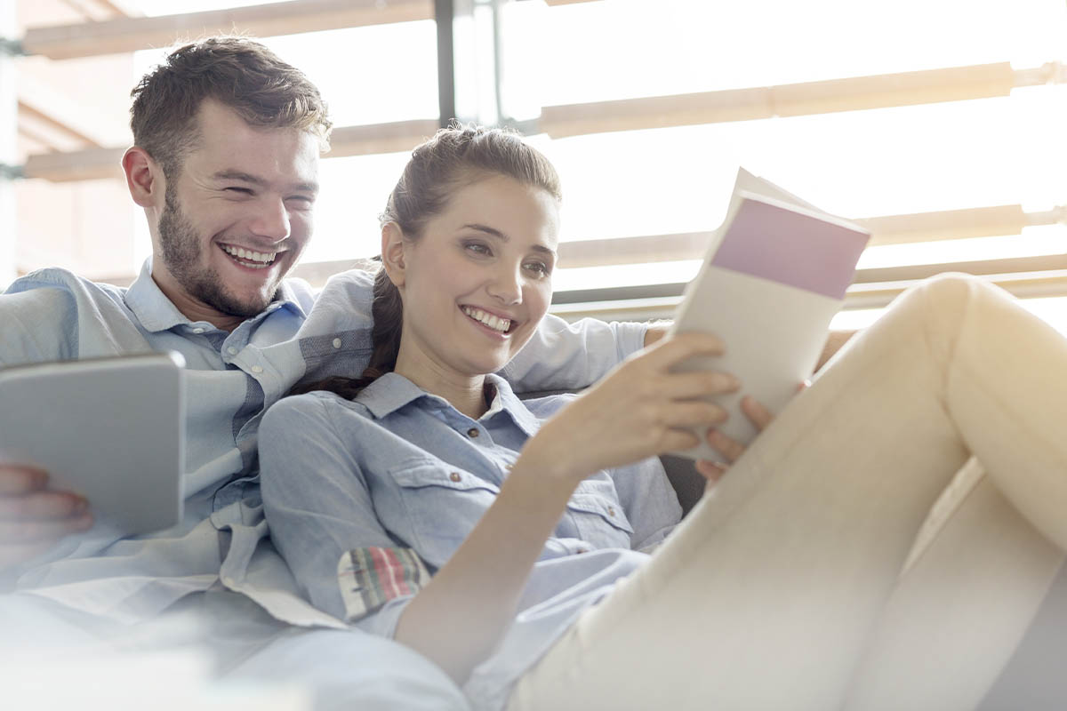 man and woman learn about topics to learn about in recovery